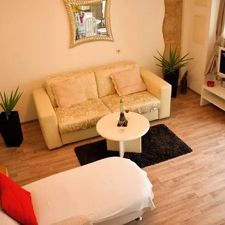 Apartment Dora *