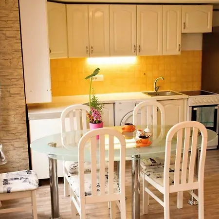 Dora Apartment Split